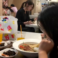 澳大利亚小姐姐吃火锅,跨越国界的美食之旅