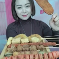 中国小姐姐一人吃炸串,中国小姐姐一人挑战炸串盛宴