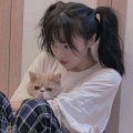 小姐姐咬小哥哥的手指头,小姐姐咬小哥哥手指头的甜蜜瞬间