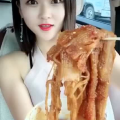 小姐姐帮忙烤冷面吃,美味共享暖人心