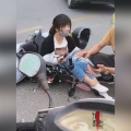发生车祸小姐姐,小姐姐勇敢挺身而出