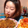 小姐姐吃泡菜和煎蛋,小姐姐的早餐时光