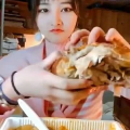 一个人带着小姐姐吃鸡蛋,与小姐姐共享鸡蛋美味之旅